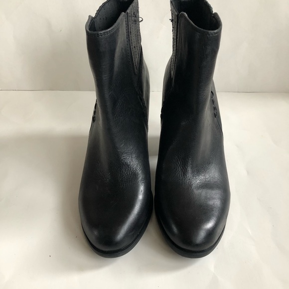 VINCE CAMUTO HIGHLAND ANKLE BOOTIES - Picture 3 of 8